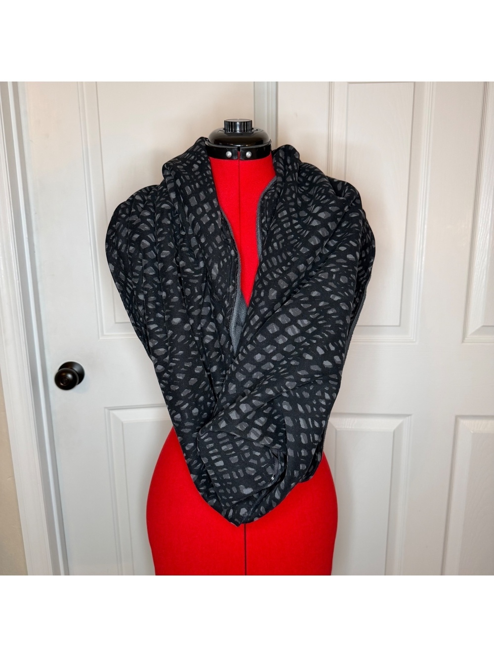 Lululemon Vinyasa Black & Gray Scarf Fleece Lined Snap Scarf